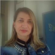 Diplomata impartisce lezioni a bambini di scuola elementare